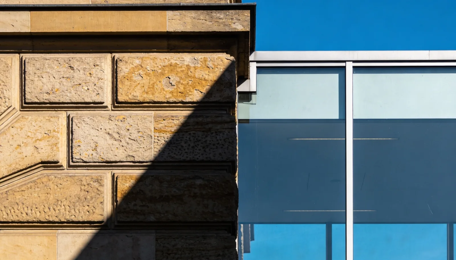 Detail: Sandstein-Altbau trifft Glas-Erweiterung